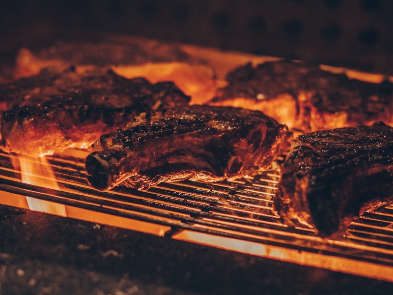 Gegrillte Spezialitäten frisch angerichtet