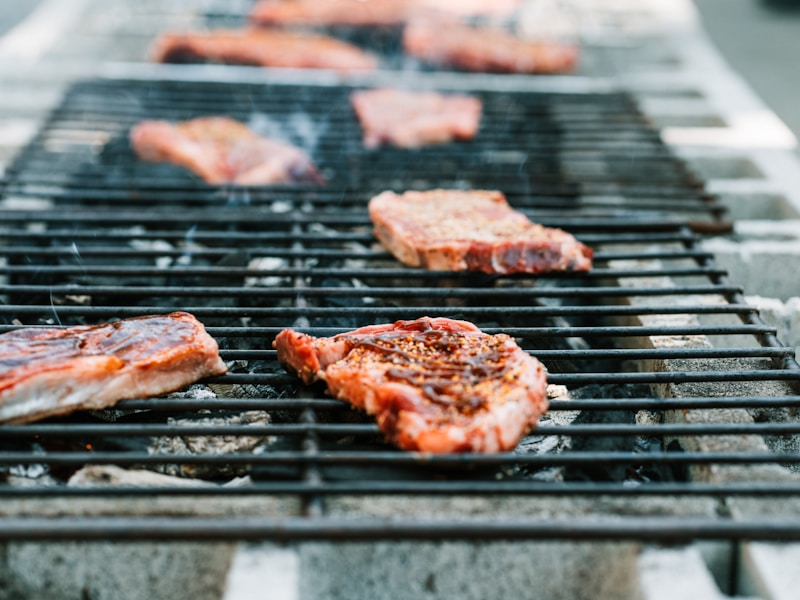 Grill mit Fleisch und Feuer